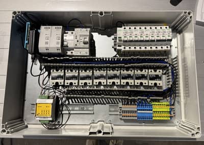 Open control cabinet with an edge computer, switching components, wiring and terminal blocks.